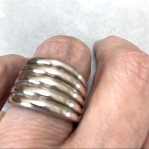 Pretty and heavy sterling silver (stamped) ribbed ring, size 6